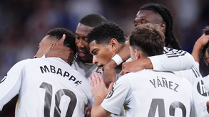 Jogadores do Real Madrid comemoram após golo de Bellingham frente ao Oviedo