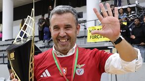 Treinador do Benfica celebra conquista com troféu da Federação Portuguesa de Basquetebol