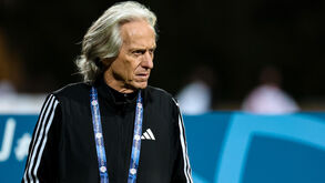 Jorge Jesus reage junto ao banco de suplentes do Al Nassr