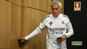 Mourinho à saída da sala de imprensa