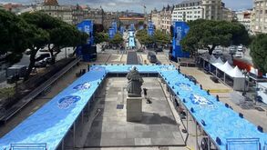 Palco dos Aliados vai ganhando forma