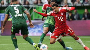 Disputa de bola acesa entre jogadores do Bayern e Wolfsburg na Bundesliga