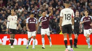 Jogo de futebol entre Aston Villa e Liverpool na Premier League