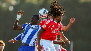 Jogadores de FC Porto B e Benfica B disputam lance pelo ar durante o clássico da 2.ª Liga