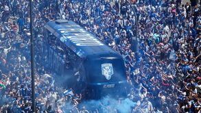 Loucura na chegada do autocarro do FC Porto ao Dragão
