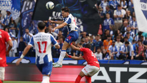 Os jogadores de FC Porto e Santa Clara em ação
