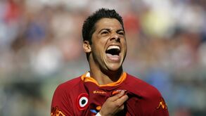 Cicinho recorda dia de excessos em Roma