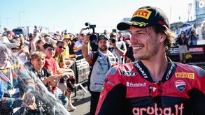 Nicolò Bulega alarga recorde no Mundial de Superbikes