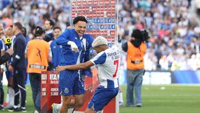Jogadores do FC Porto festejam o título com água e alegria