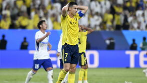 Cristiano Ronaldo de mãos na cabeça