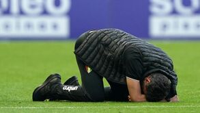 Técnico não conteve as lágrimas e ajoelhou-se no relvado