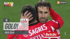 Rafa tira adversário da frente com toque de calcanhar e faz assim o 3.º do Benfica no Estoril
