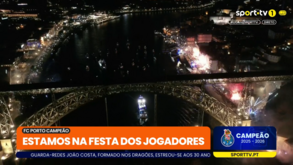 Festa dos jogadores do FC Porto com fogo de artifício no Rio Douro