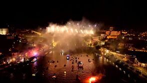 Espetáculo de fogo de artifício ilumina o céu noturno do Porto sobre o rio Douro