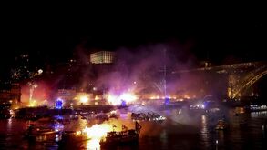 Espetáculo de fogo de artifício no rio Douro, Porto, com a Ponte Luís I ao fundo