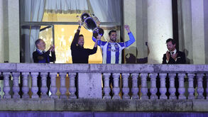 Farioli e Diogo Costa levantam o troféu