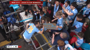 O momento emotivo em que Bernardo Silva coloca medalha da Taça de Inglaterra ao pescoço da filha