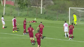 Autogolo mais surreal do ano? Jogador leva com a bola enquanto está lesionado e faz 'chapelada' ao guarda-redes