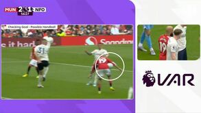 O momento em que Mbeumo parece jogar a bola com o braço no golo do Manchester United