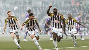 Jogadores do LASK festejam um golo durante um jogo de futebol