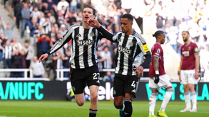 Gordon celebra um golo do Newcastle frente ao West Ham