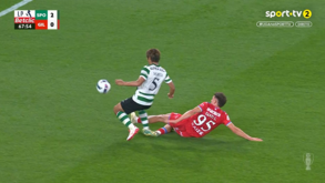 Lance entre Morita e Santi García no Sporting-Gil Vicente