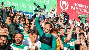 Adeptos e jogadores do Leça festejam subida à Liga 3