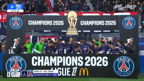O momento em que o PSG recebeu o título de campeão francês em casa do rival Paris FC