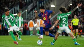 Futebolistas disputam a bola durante o jogo Barcelona-Betis
