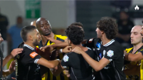 Danilo Pereira apertado no pescoço por adversário: árbitro e jogadores tiveram de intervir