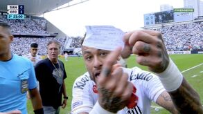 Neymar mostra papel para a câmara durante substituição polémica no Santos-Coritiba