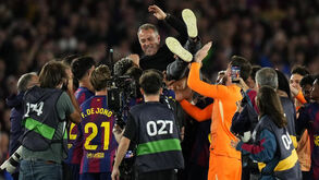 Jogadores do Barcelona festejam com Hansi Flick