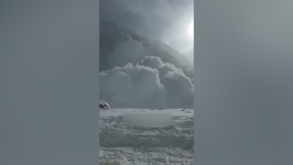 Alpinistas captam imagens impressionantes de avalanche a atingir a tenda em que se encontram no Monte Evereste