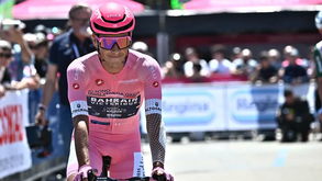 Afonso Eulálio tenta segurar camisola rosa no contrarrelógio de 42 km