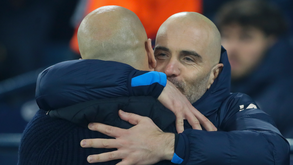 Enzo Maresca abraça Pep Guardiola antes de se defrontarem num jogo da Premier League