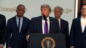 Trump diz que adiou 'grande ataque' ao Irão devido a negociações em curso 