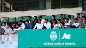 Pessoas assistem a um evento no Estádio Aurélio Pereira