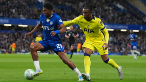 Wesley Fofana e Destiny Udogie durante o Chelsea-Tottenham