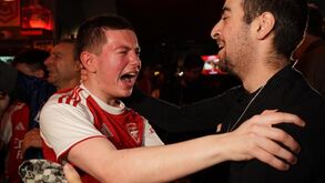 À falta de um sofá, fica-se pelo bar: adeptos do Arsenal festejam nos pubs de Londres a conquista da Premier League