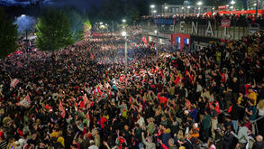 Multidão sai às ruas para celebrar o título de campeão do Arsenal: as imagens da festa junto ao Emirates