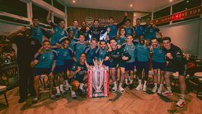 Plantel do Arsenal posa com troféu... de cartão e multidão celebra junto ao Emirates: a festa do título inglês