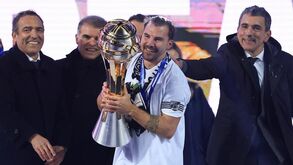 Samu celebra a conquista da Allianz Cup com o V. Guimarães