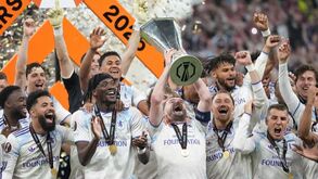 Aston Villa celebra vitória sobre Friburgo na Youth League