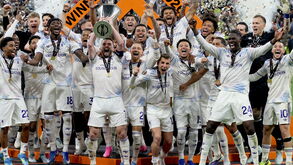 Aston Villa ergue o troféu da Liga Europa