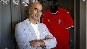 Roberto Martínez posa com a camisola de Portugal