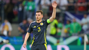 Andy Robertson, capitão da Escócia, entre os convocados para o Mundial'2026