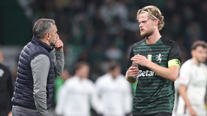 Rui Borges, treinador do Sporting, à conversa com o capitão Hjulmand