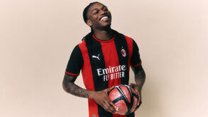 Rafael Leão em destaque no novo equipamento do AC Milan para 2026/27