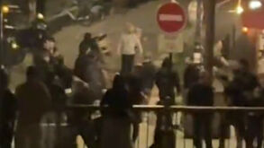 Cadeiras no ar e garrafas partidas: vídeo mostra violência entre adeptos do Nice em Paris