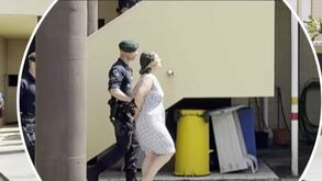 De cabeça erguida e algemada: imagens exclusivas mostram mãe que abandonou crianças a sair do posto da GNR de Fátima